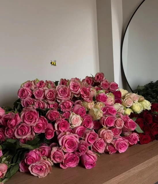 Rosas de tonos rosados y vino preparadas por Amelie Club